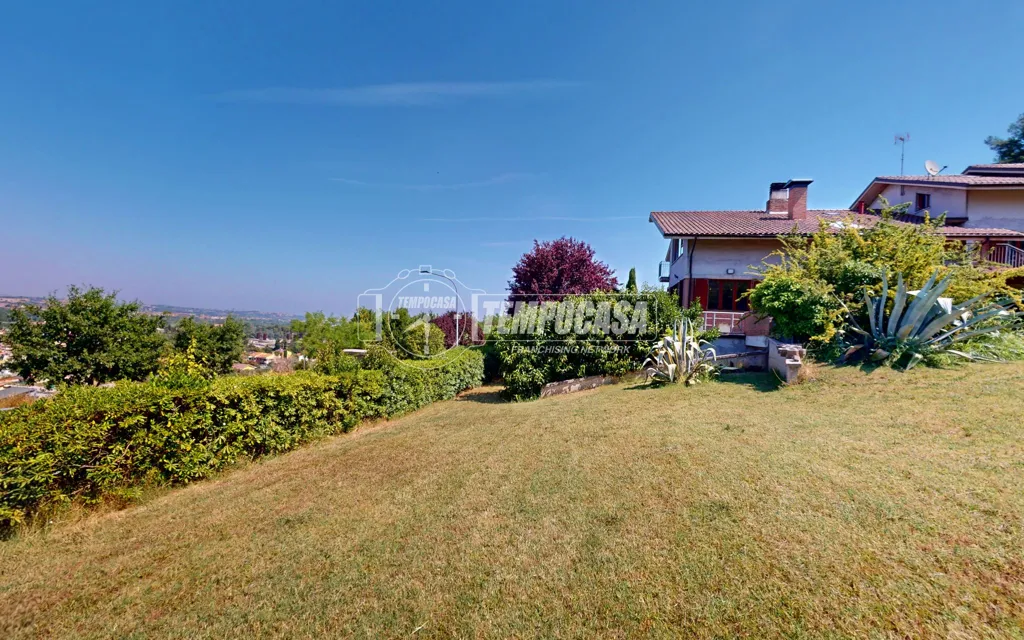 Jardin - Elegant Villa with Two Units in Camerata Picena