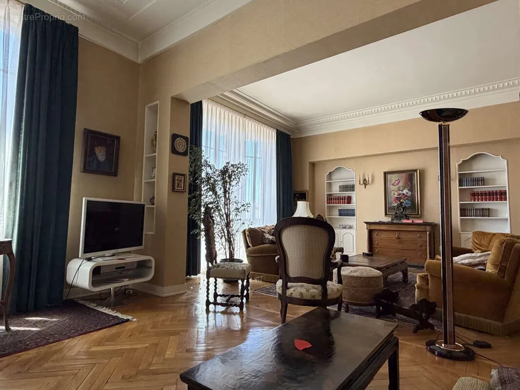Soggiorno - Art Deco Apartment with Balcony in Saint-Étienne Centre