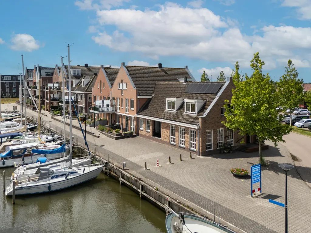 Exterior - Half-Freestanding House with Harbour View in Oude-Tonge