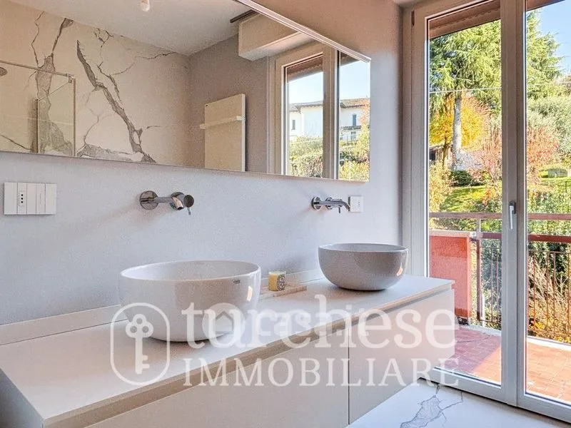 Salles de bain - Rustic Trilocale with Balcony in Sorisole