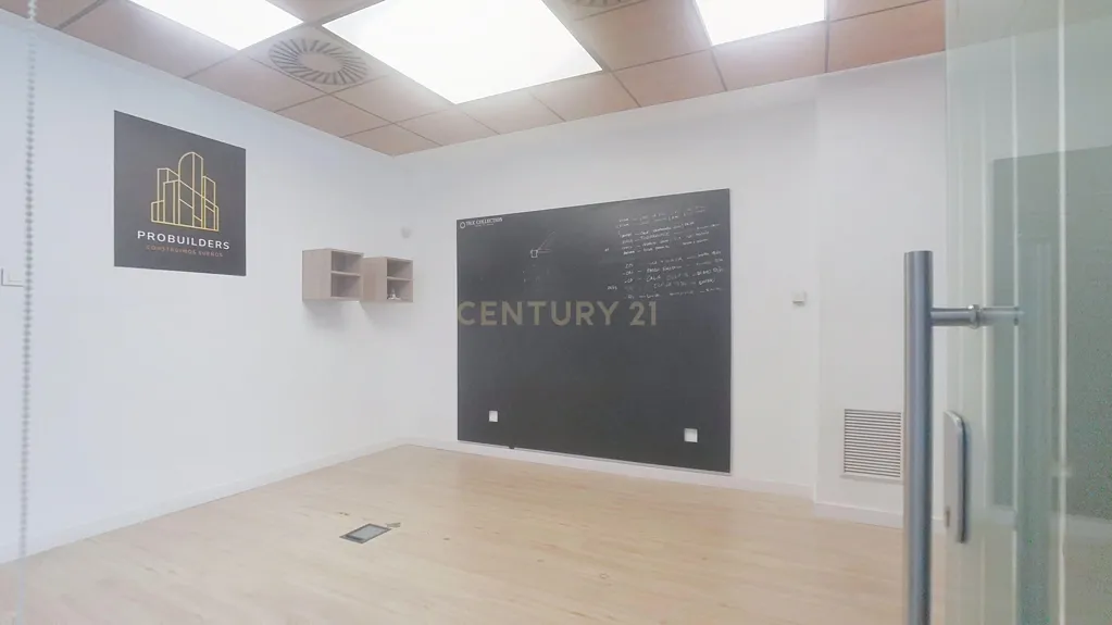 Studio - Commercial Space with High Ceilings in Avenida de Mijas