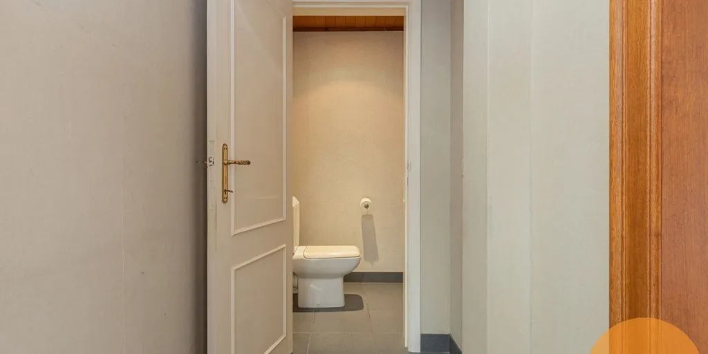 Salles de bain - Propriété Mixte avec Garage Spacieux à Mere