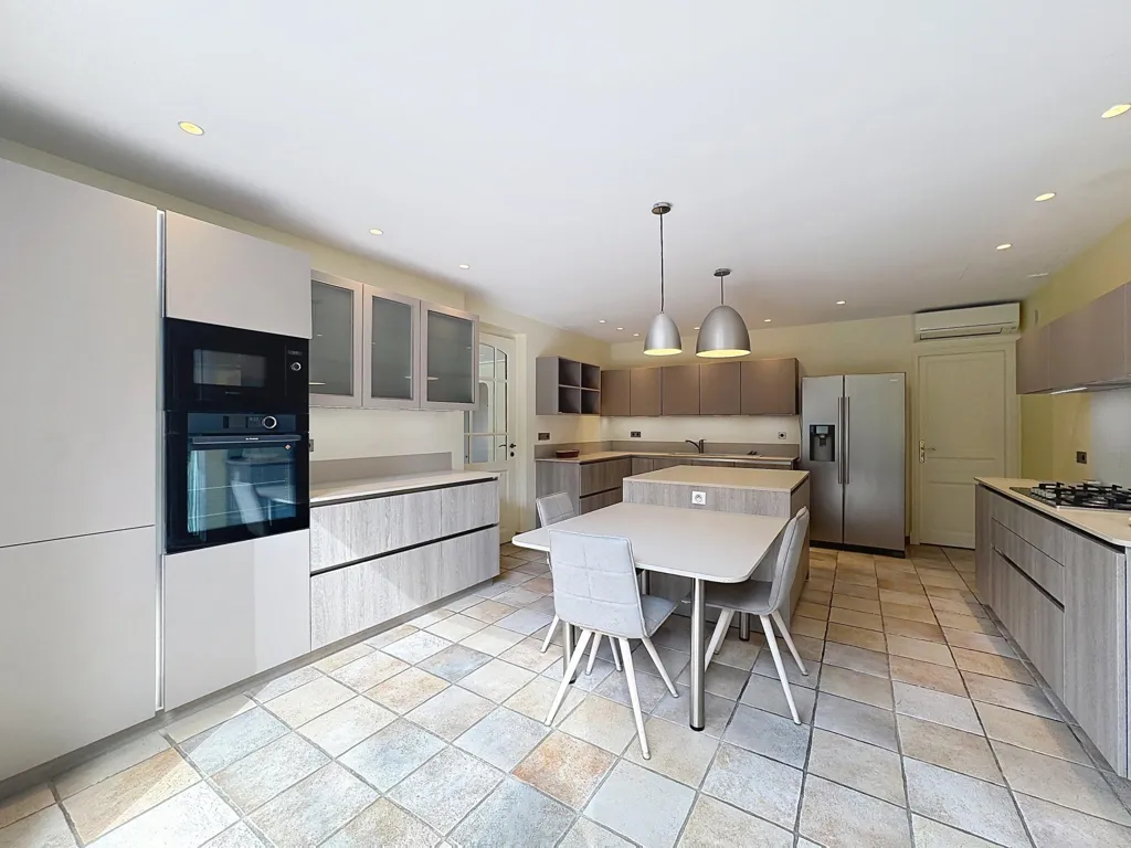 Cuisine - Villa Récemment Construite avec Piscine à Mougins