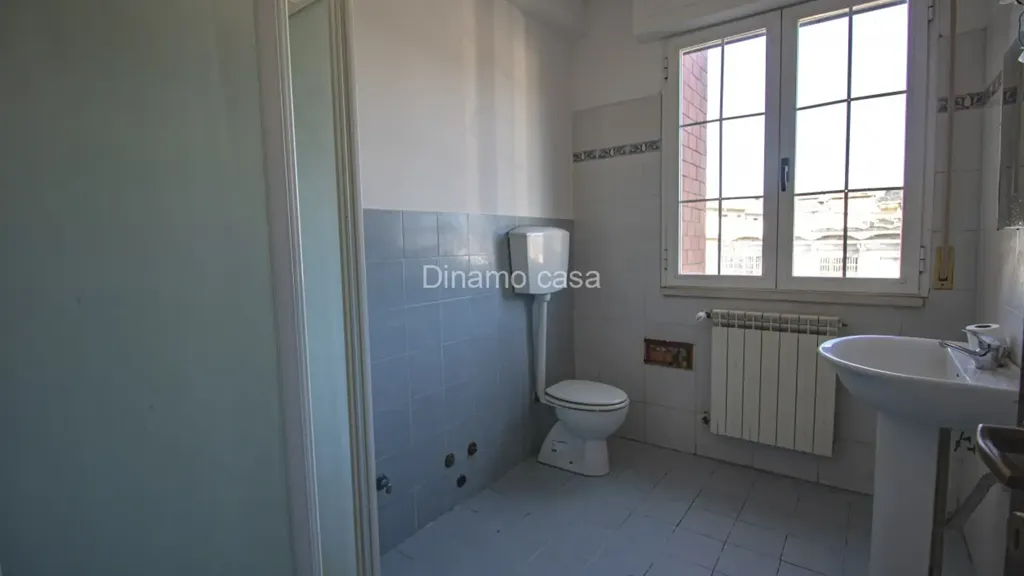 Salles de bain - Apartment with Industrial Warehouse in Carmignano
