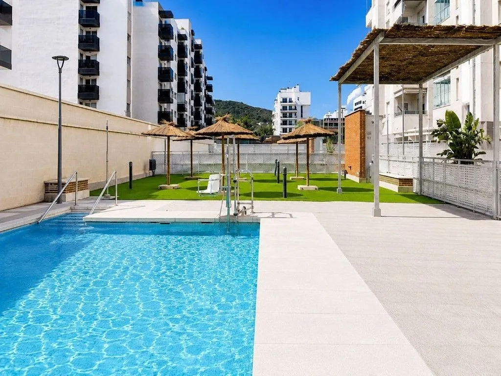 Piscine - Semi-New Apartment with Pool in Poniente-Norte