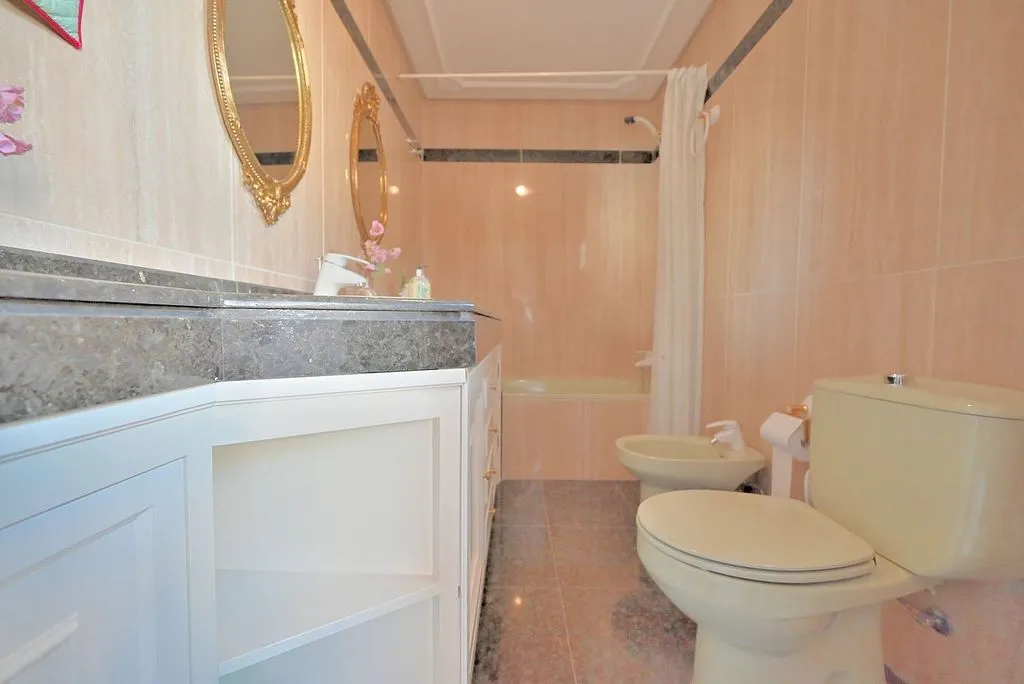 Vannitoad - Corner Townhouse with Private Terrace in Fuengirola