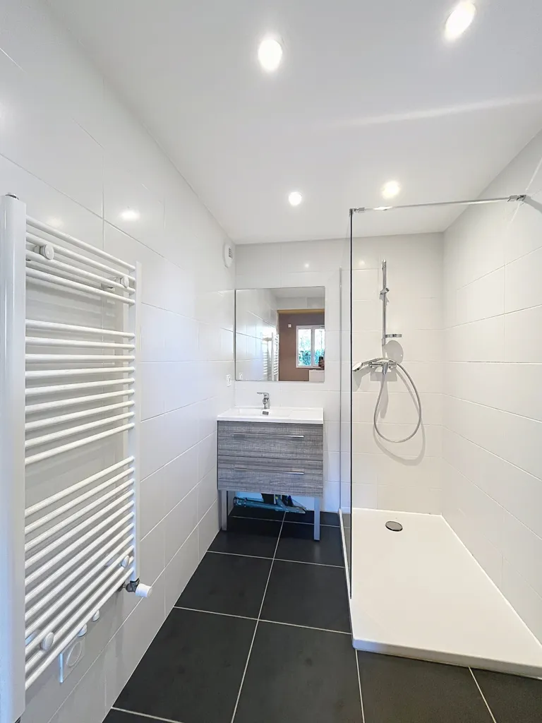 Vannitoad - Spacious T5 Duplex with Terrace in Grenoble