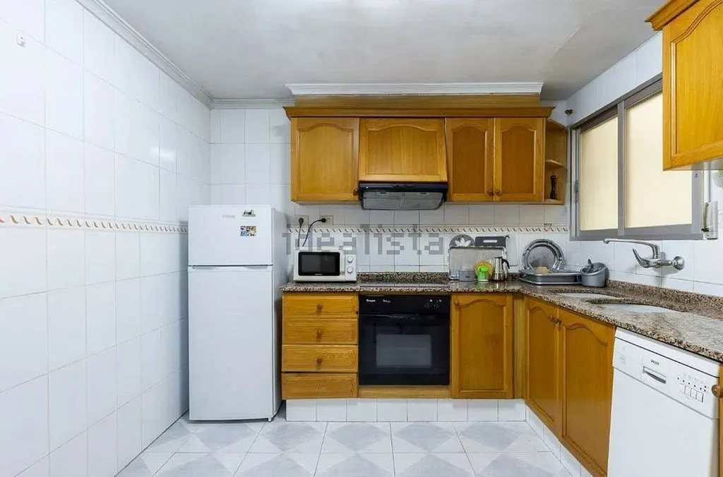 Köök - Spacious Flat with Balcony in Sueca
