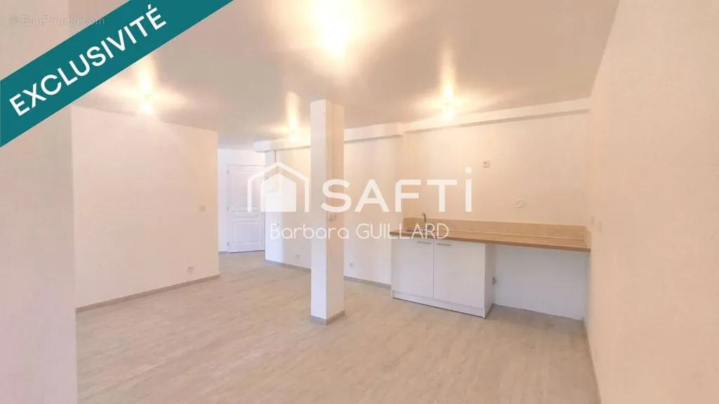 Soggiorno - Professional Space with Balcony in Saint-Raphaël
