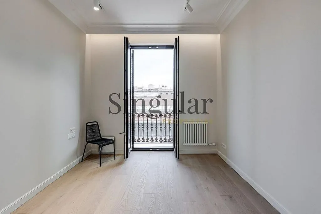 Pièces - Historic Apartment with Balcony in El Born