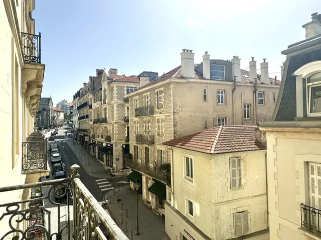 Rõdu - Bourgeois Flat with Balconies in Biarritz Centre