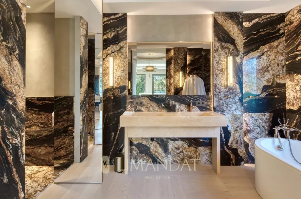 Salles de bain - Villa de luxe avec vue mer à Cannes