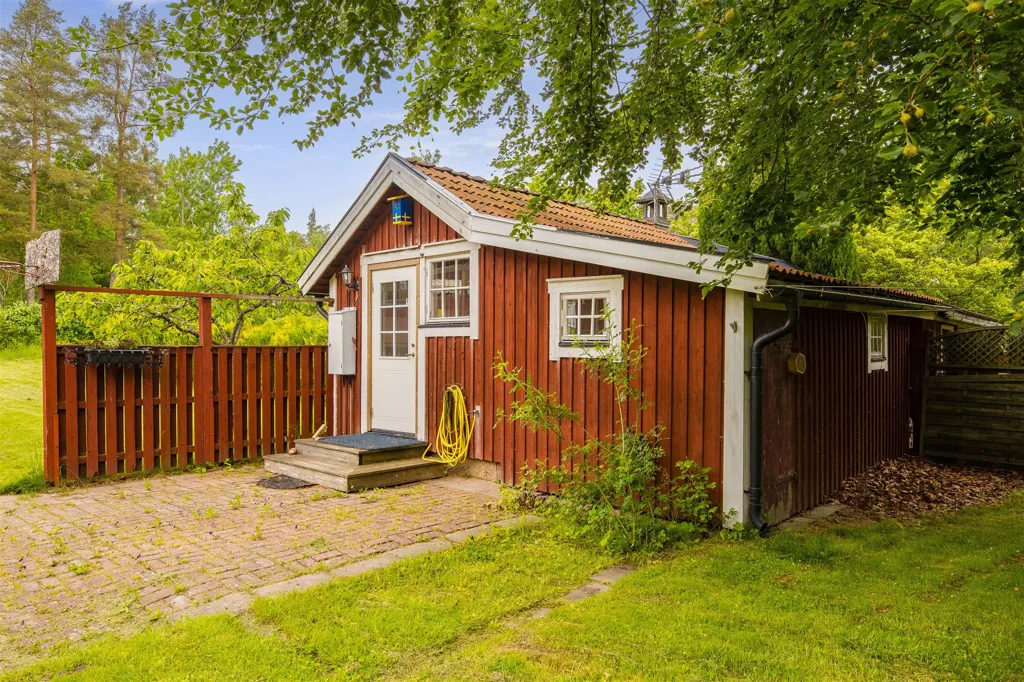 Aed - Charming Property with Development Potential near Kinnekulle