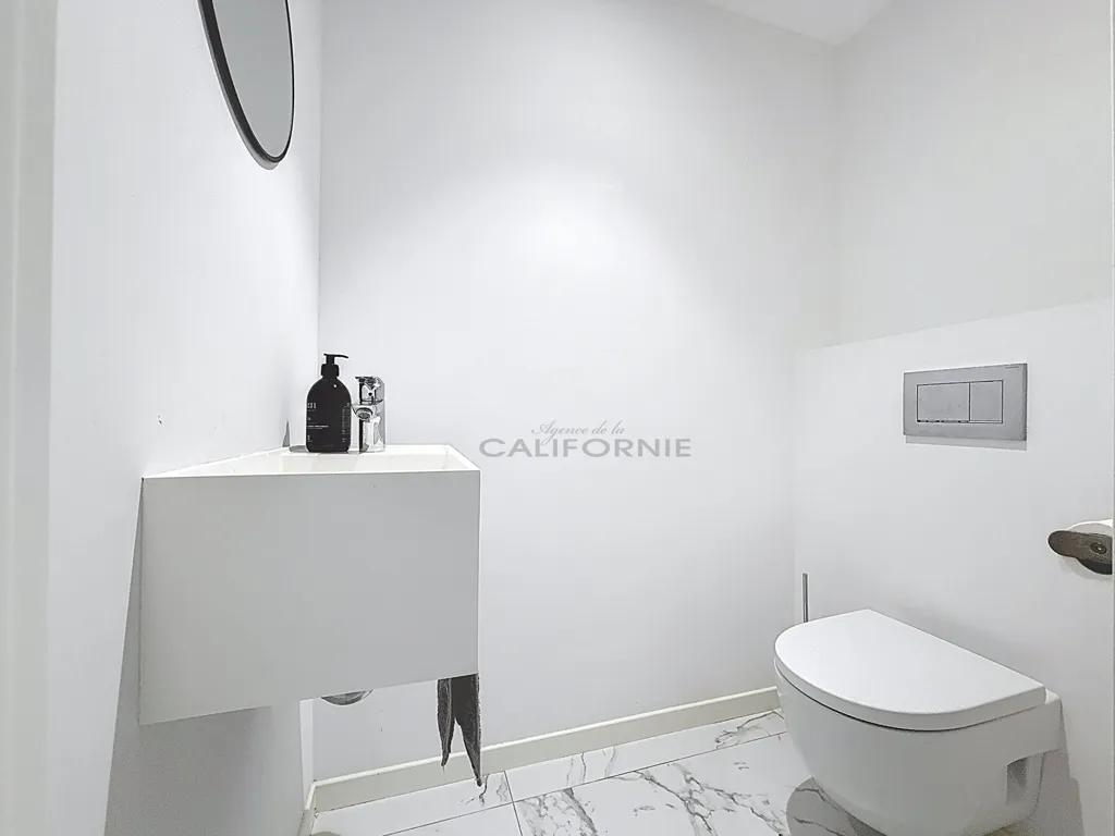 Bathrooms - 3-Piece Apartment with Sea View in Le Cannet