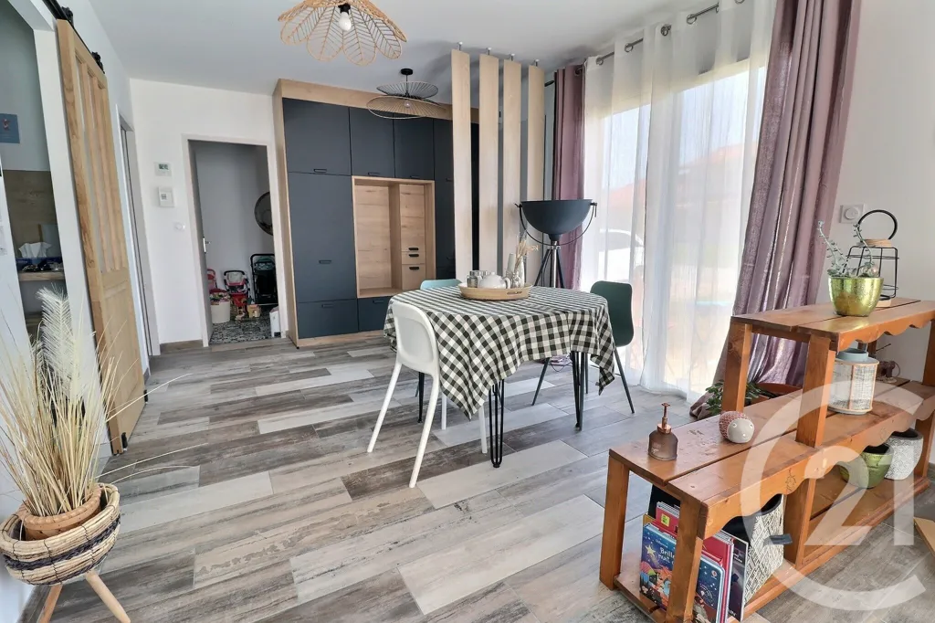 Salle à manger - Maison Moderne avec Jardin à Simandre-sur-Suran