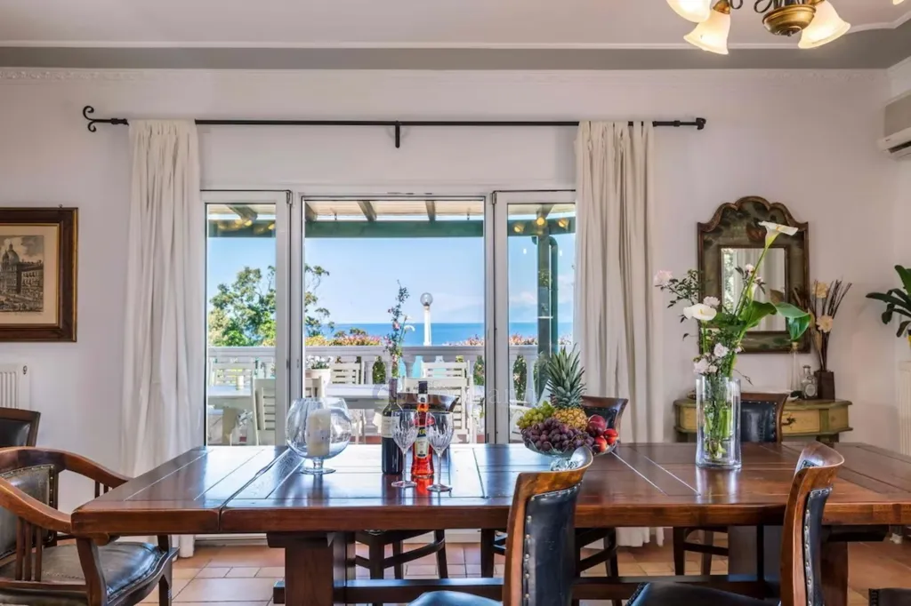 Söögituba - Beachfront Villa with Private Beach in Corfu