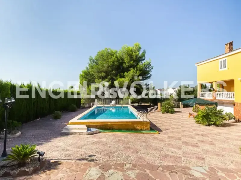 Piscine - Rustic Chalet with Pool in Montserrat