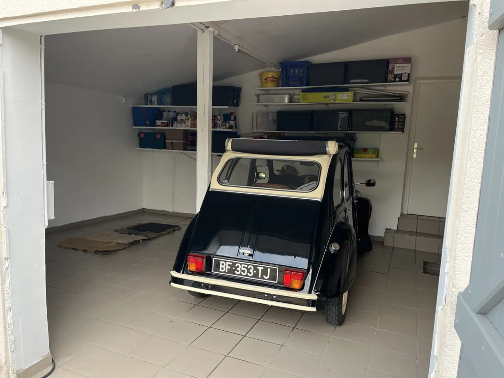 Garage - Maison Individuelle avec Piscine en Dernière Position