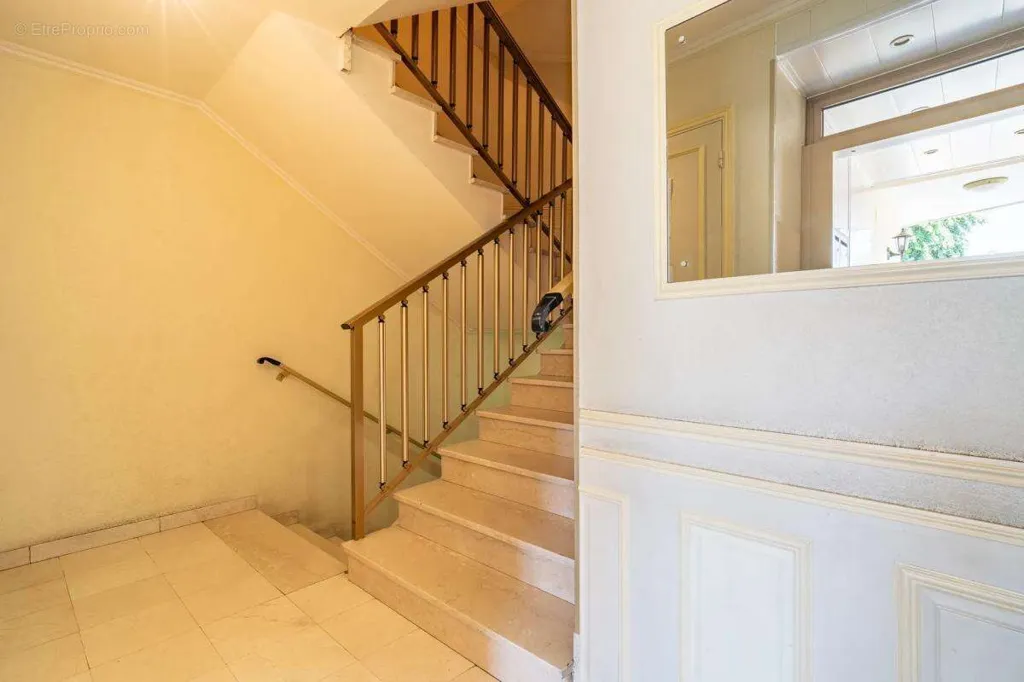 Zimmer - Studio with Garden Access in Le Bourget