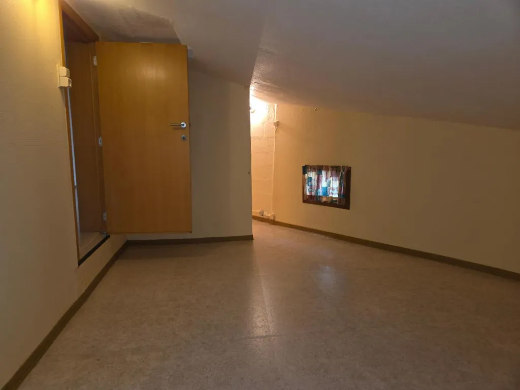 Entrée - Maison de 3 Façades avec Jardin et Garages à Visiter