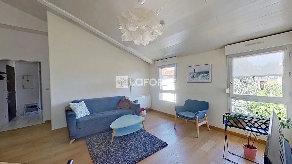 Living Room - Bright 2-Bed Flat with Metro Access in Lyon 8th