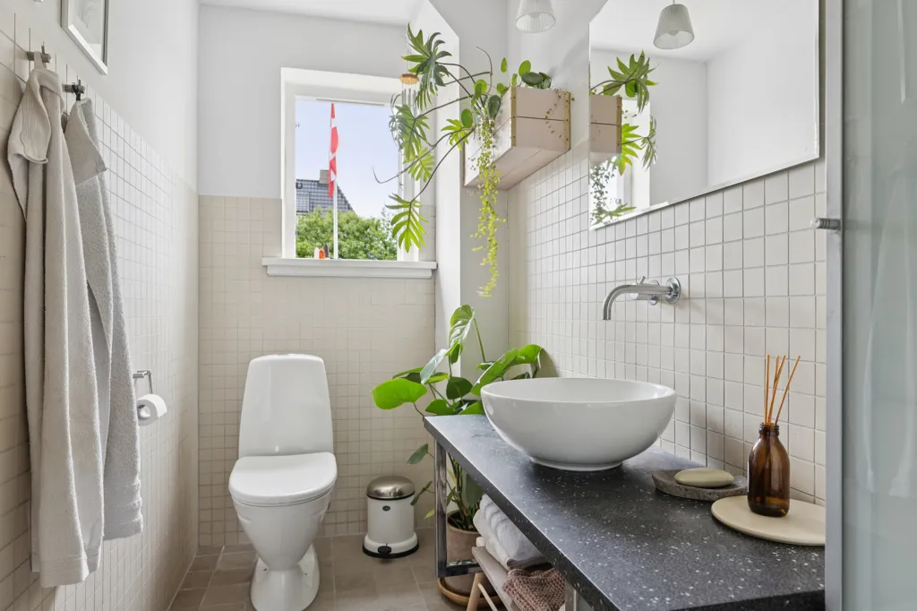 Salles de bain - Classical Villa with Architect-Designed Garden in Odense