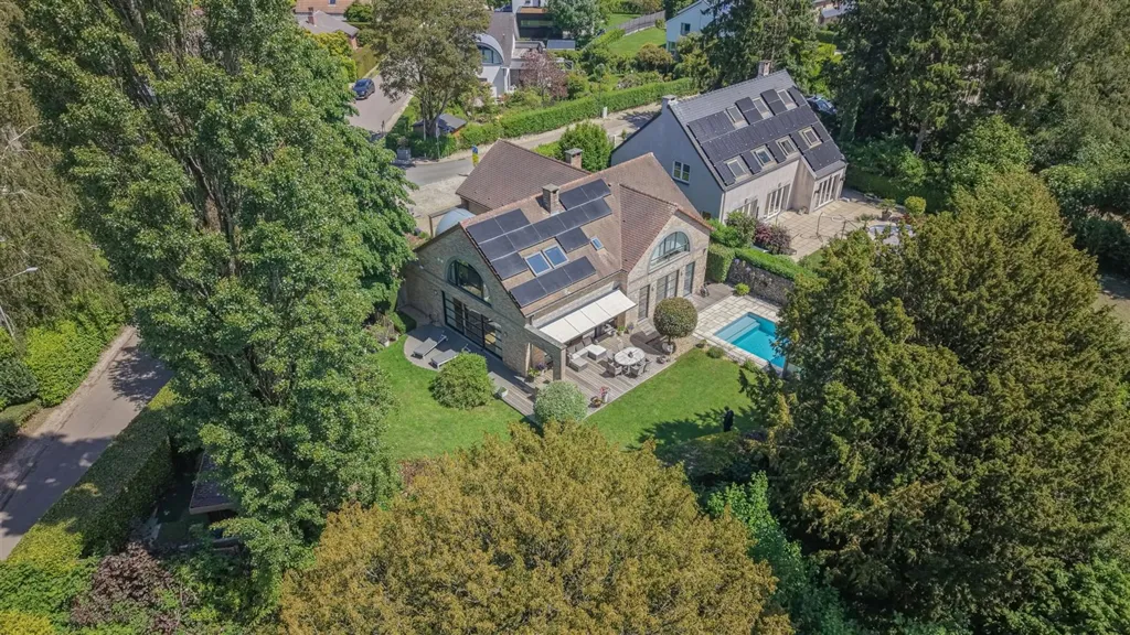 Recent Villa with Pool in Waterloo