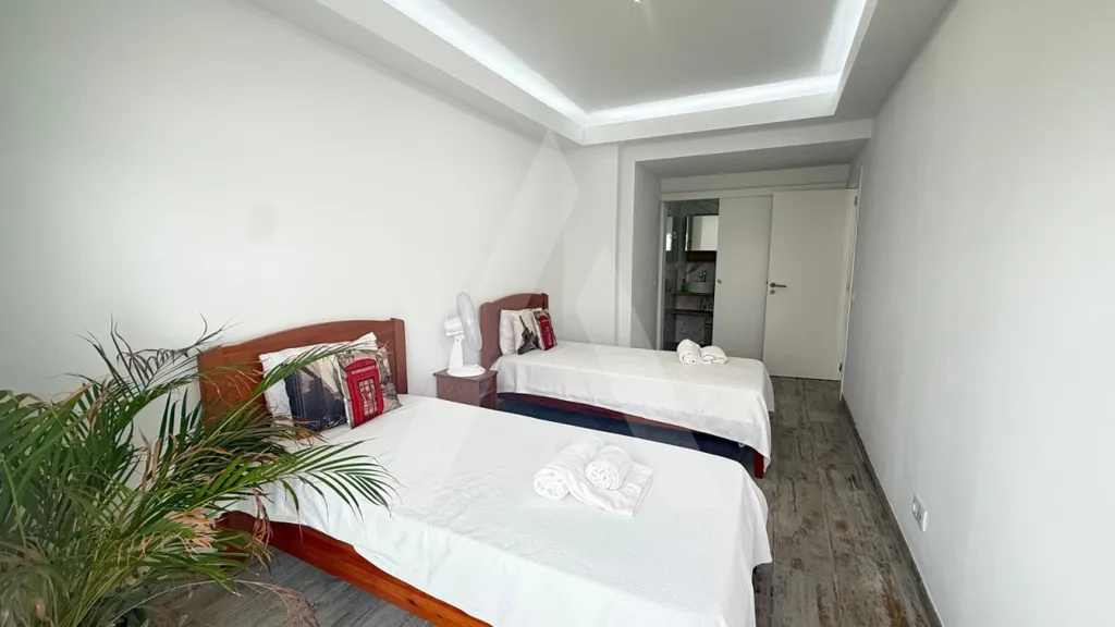 Chambres - Remodelled T2 with Two Frontages in Quarteira