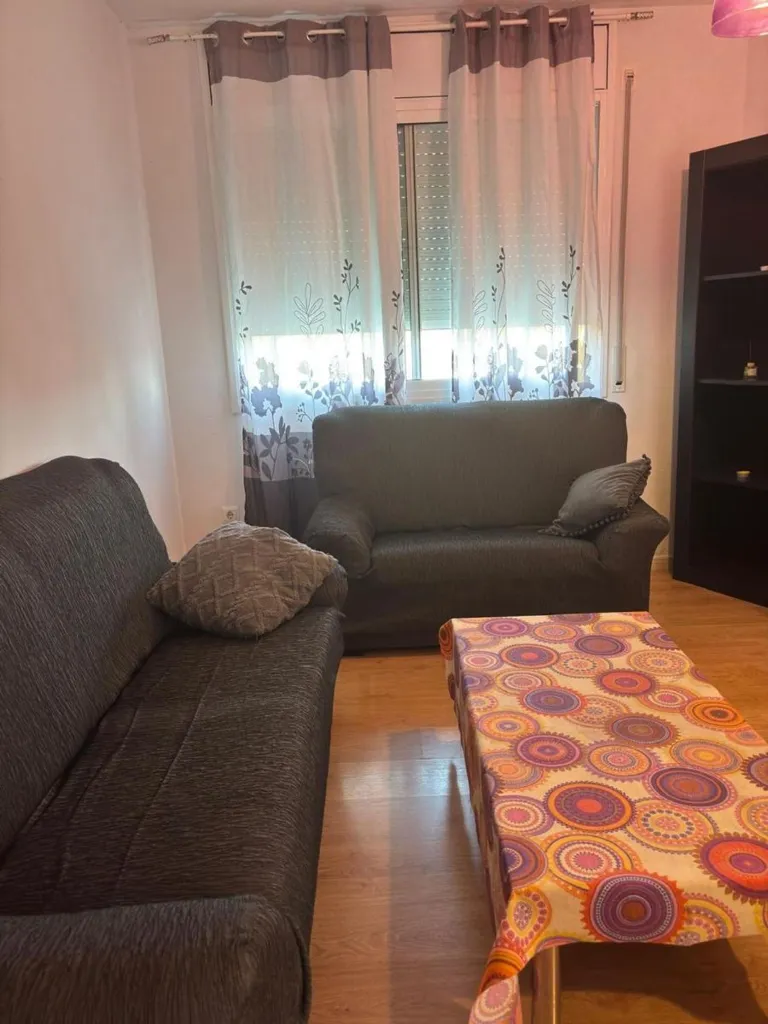 Elutuba - Spacious Flat in Tivissa with Parking