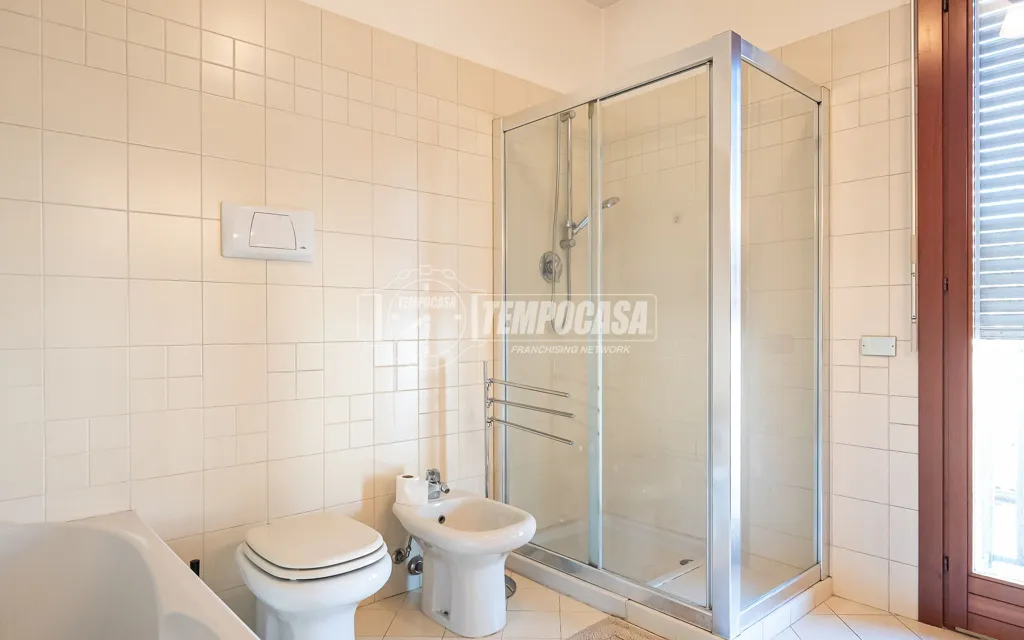 Salles de bain - Mansard Apartment with Balcony in Mariano Comense