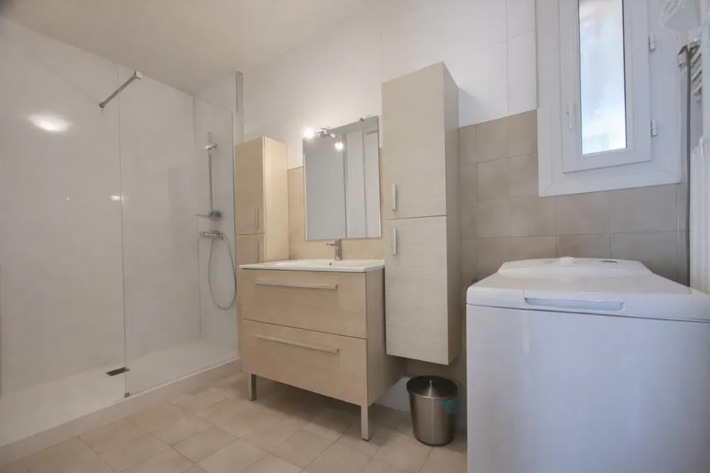 Salles de bain - Villa de Plain-Pied avec Garage à Vitrolles