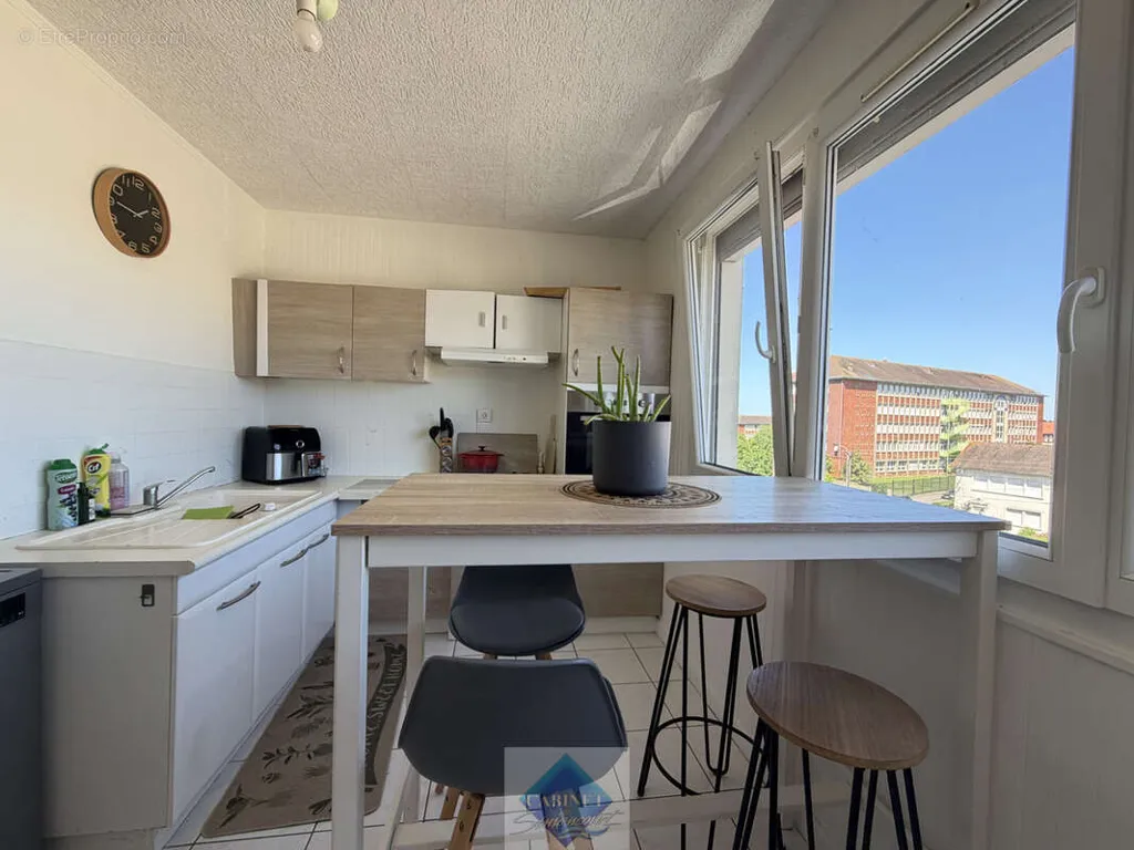 Köök - Spacious Apartment with South-Facing Balcony in City Centre
