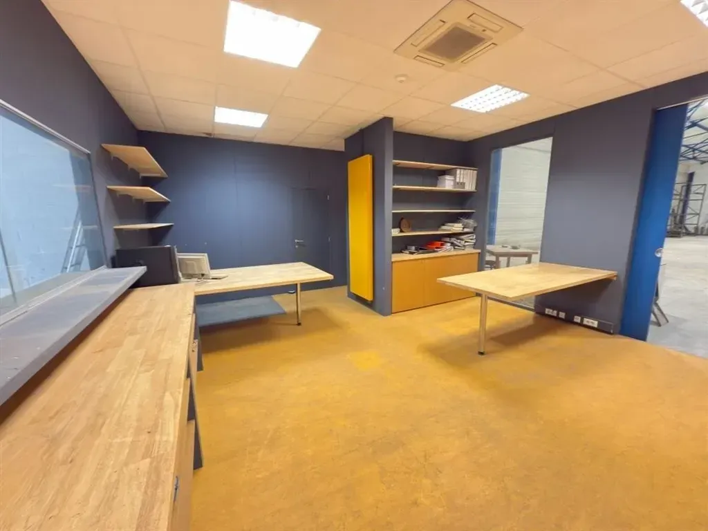 Kabinet - Multifunctional Business Building with Parking in Ronse