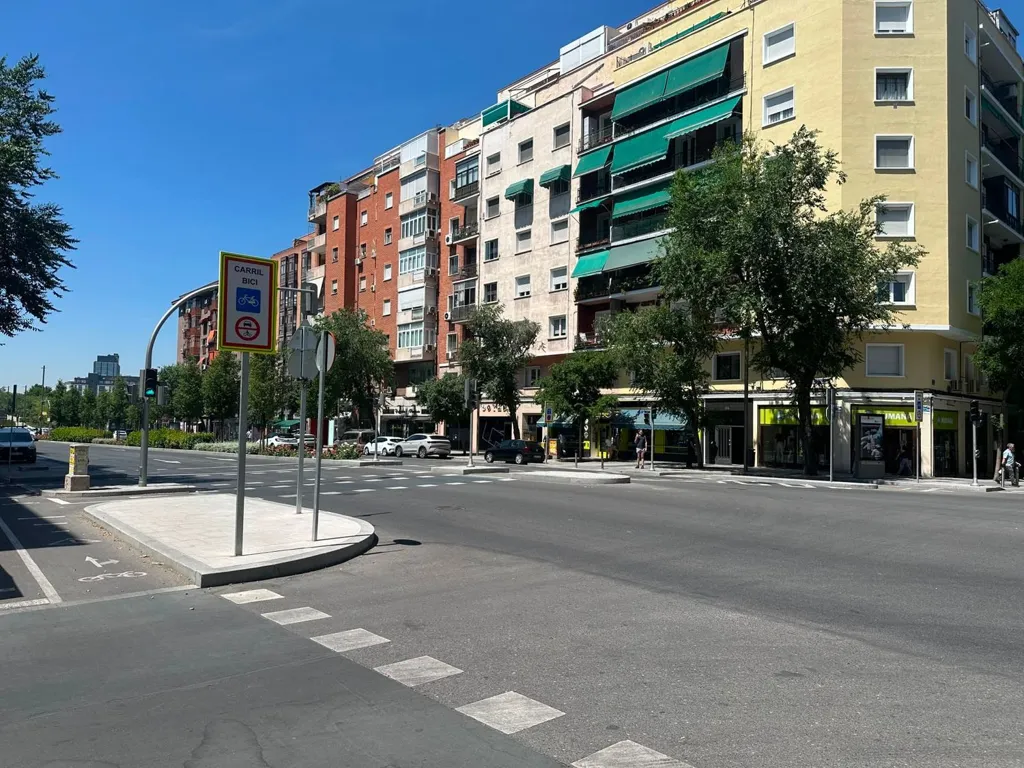 2-Bedroom Flat with High Ceilings in Adelfas