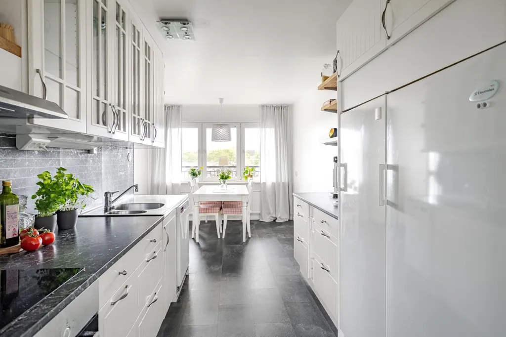 Cuisine - Apartment with Two Balconies in Brf Storklas