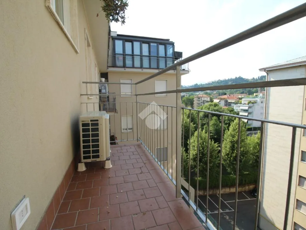 Balcon - Modernised 2-Bedroom in Central Bergamo