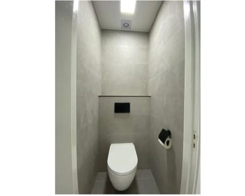 Bathrooms - Luxury Studio with West Facing View in Rotterdam