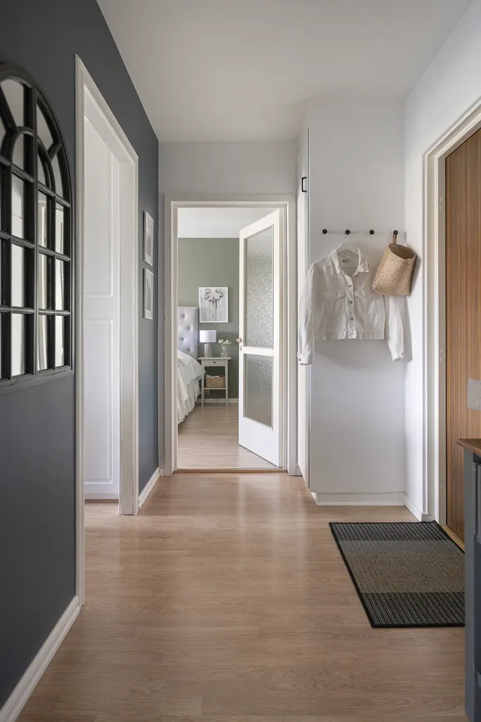 Esik - Two-Bedroom Apartment with Balcony in Södertorp