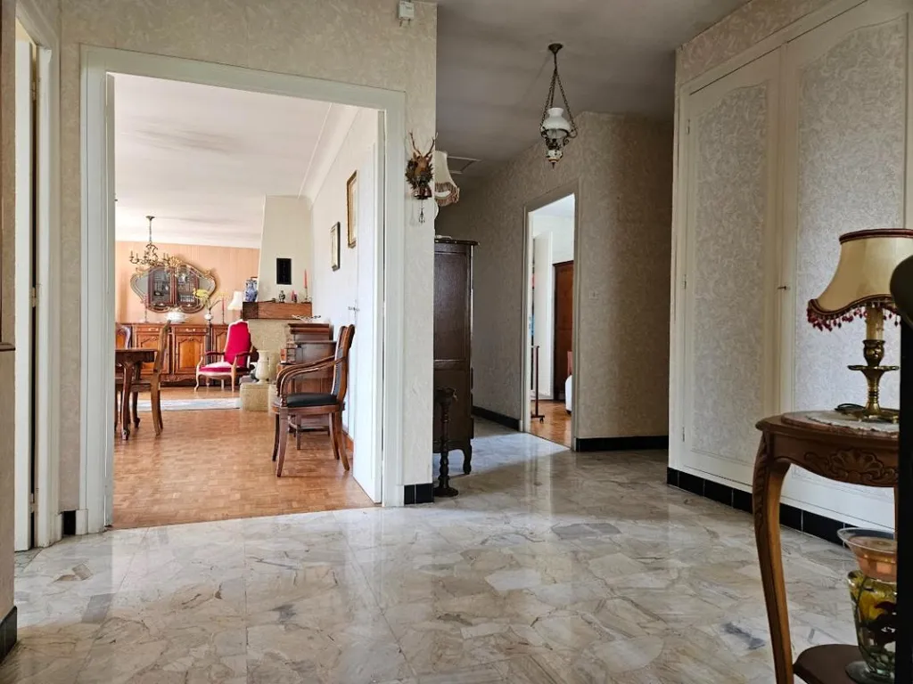 Salle à manger - Maison 1960 avec Terrain Clôturé au Passage