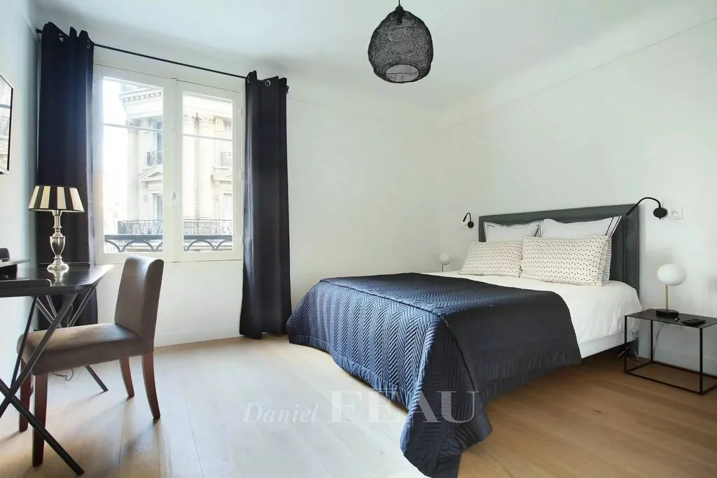 Bedrooms - Art-Deco Apartment with Fireplace in Paris