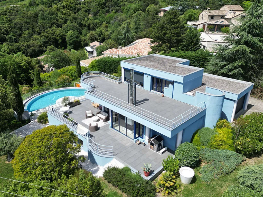 Vue aérienne - Villa Contemporaine avec Piscine et Vue Dégagée