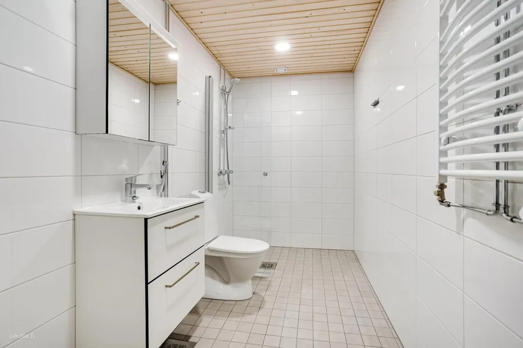 Salles de bain - Modern Flat with Glazed Balcony in Herttoniemi