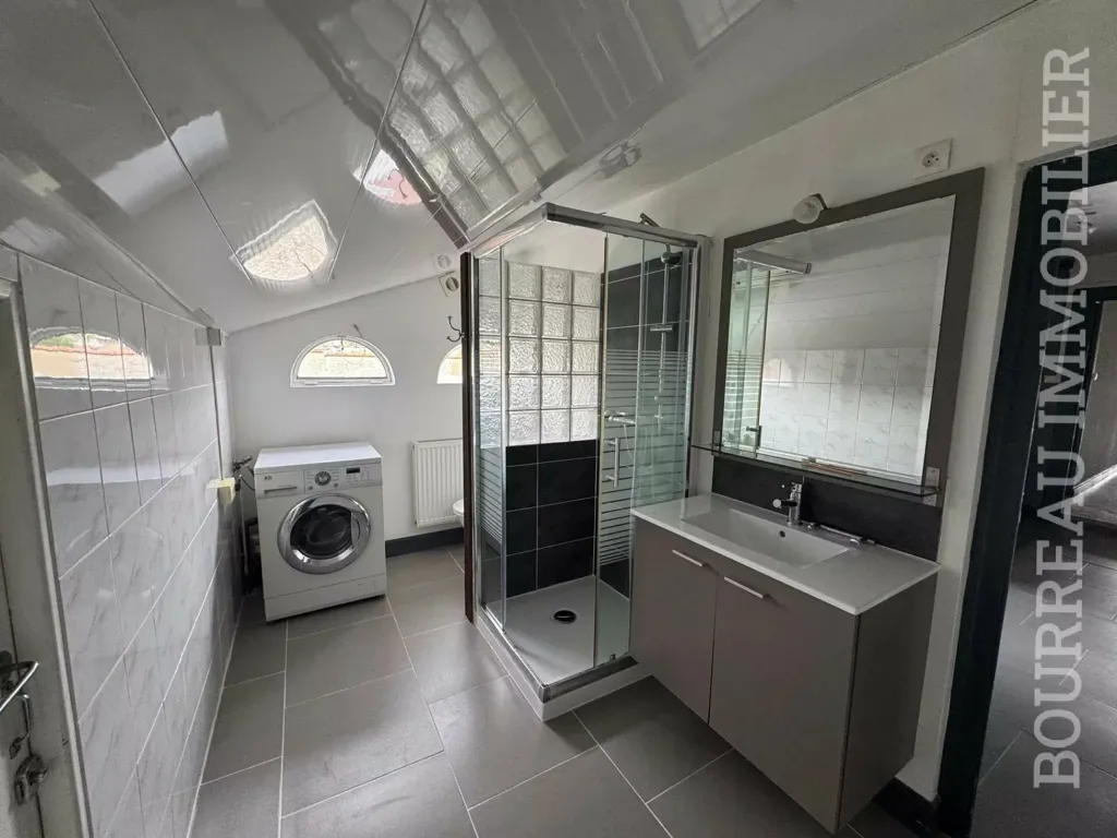 Salles de bain - Appartement de rez-de-chaussée avec balcon à Joigny