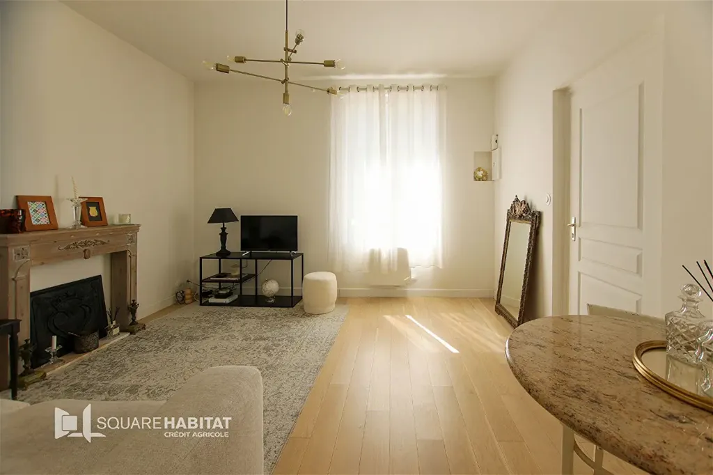 Séjour - Appartement Rénové avec Hauteurs sous Plafond à Les Sables-d'Olonne