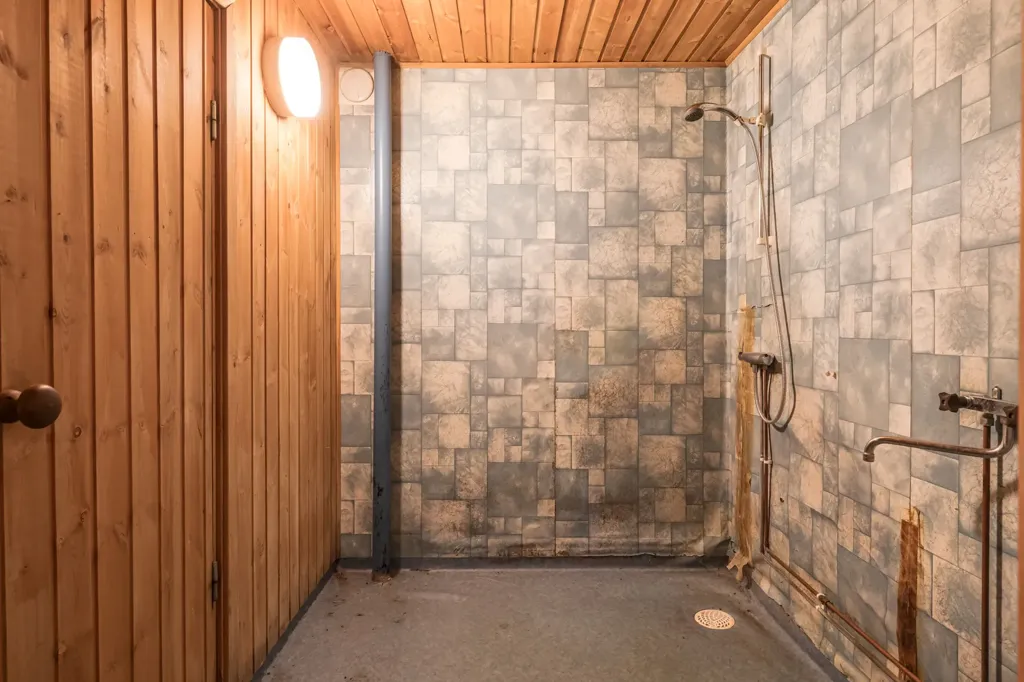 Salles de bain - Family House with Development Potential in Åby