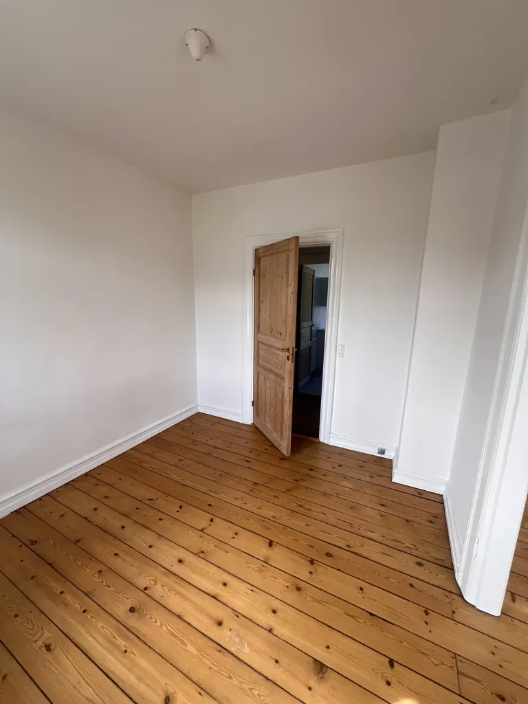 Pièces - 3-Room Apartment with Terrace in Central Location