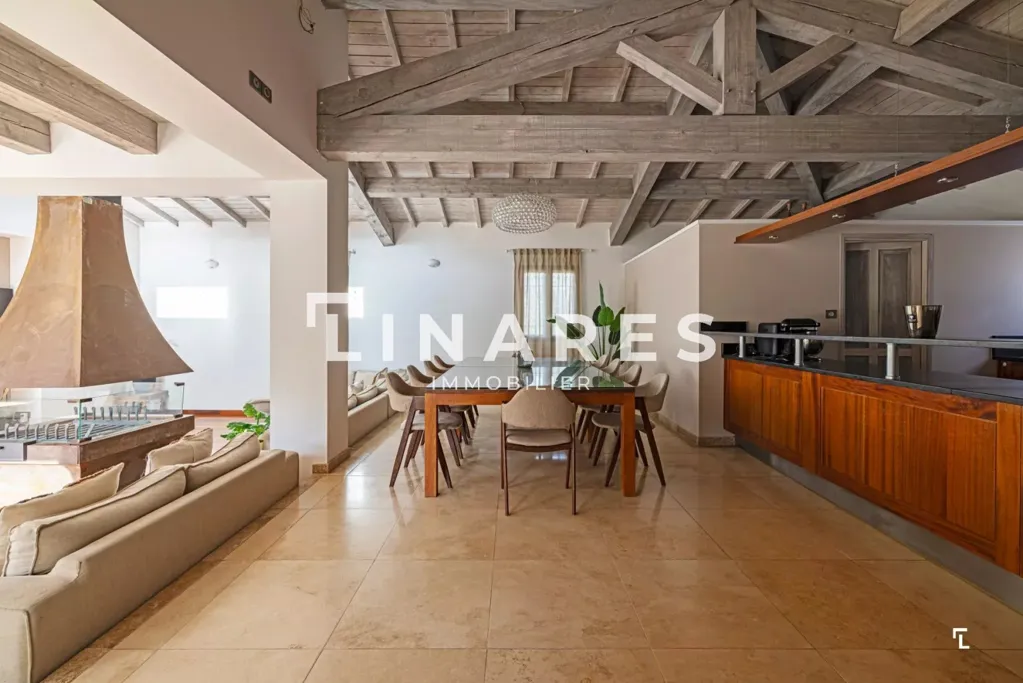 Söögituba - Villa with Pool and 28,000 m² Park in Llinares