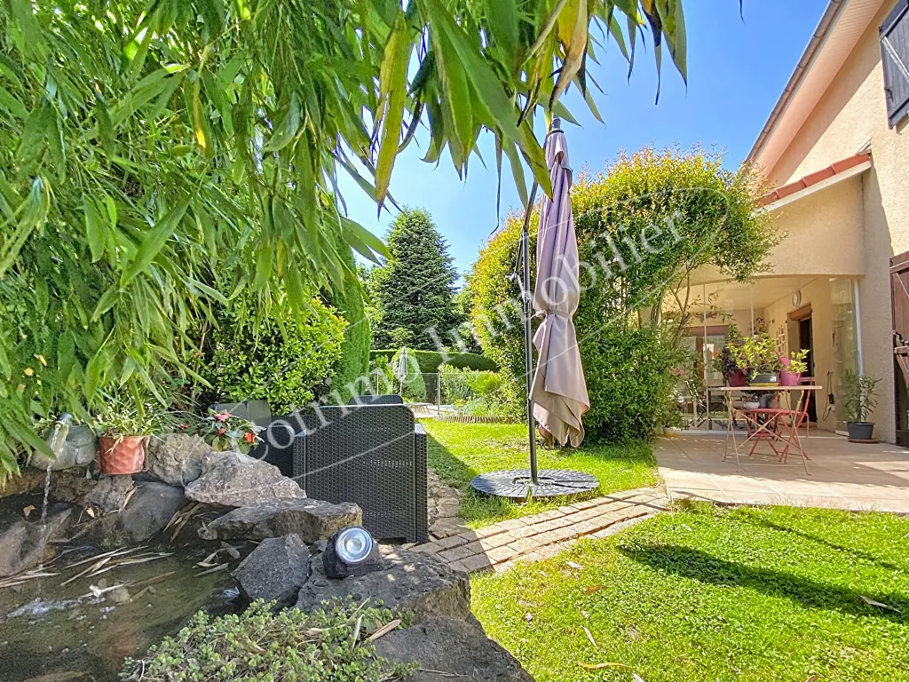 Jardin - Maison avec Piscine et Garage Double à Genas