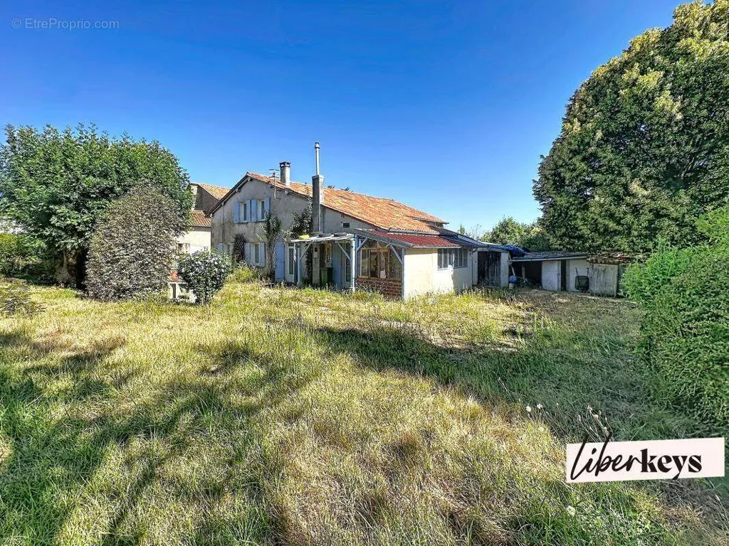 Esterno - House with Garden and Outbuilding in Ribérac