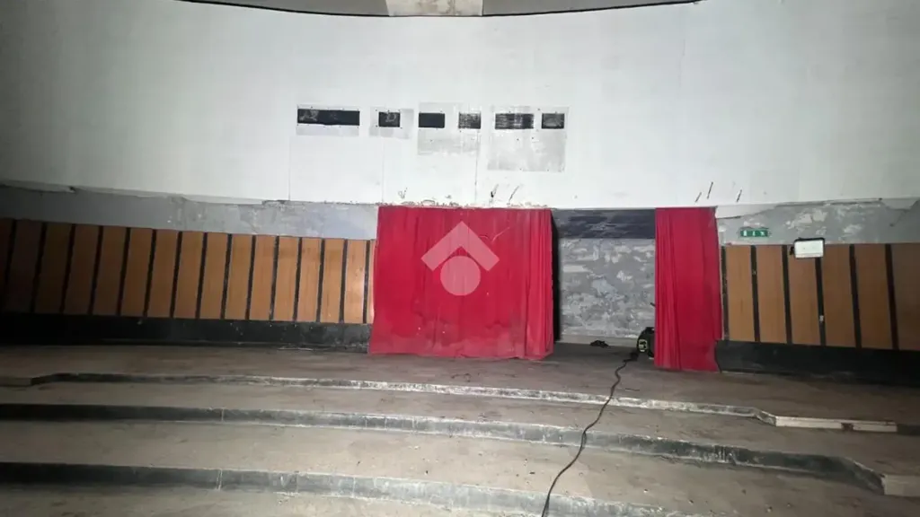 Pièces - Former Cinema with Dual Access in Mesagne